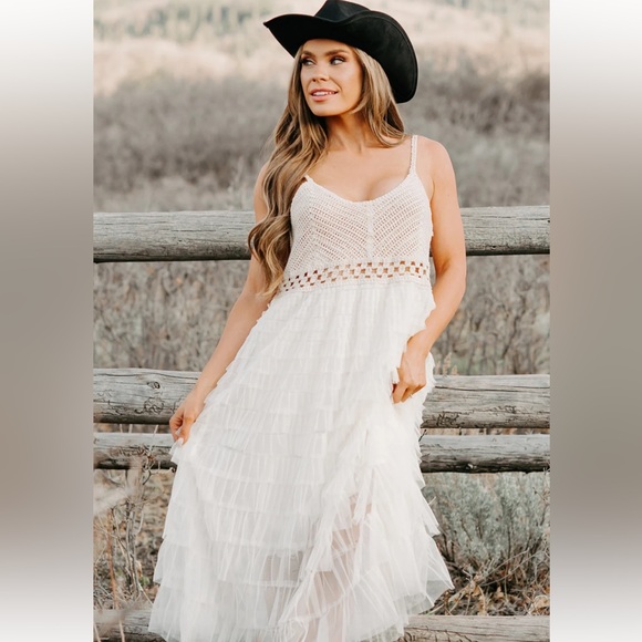 Elegant Cream Sleeveless Dress - Picture 3 of 4